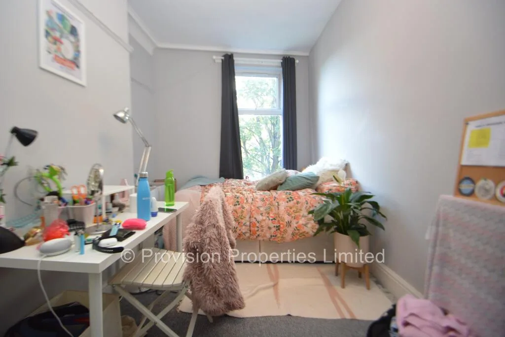 8 bedroom end of terrace house for rent