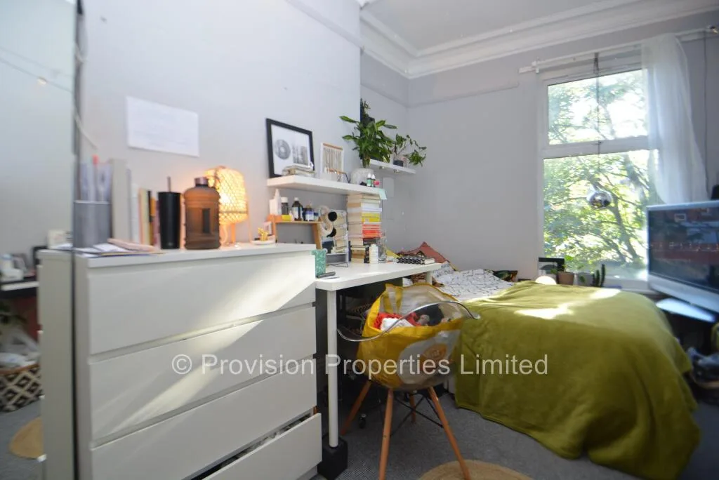 8 bedroom end of terrace house for rent