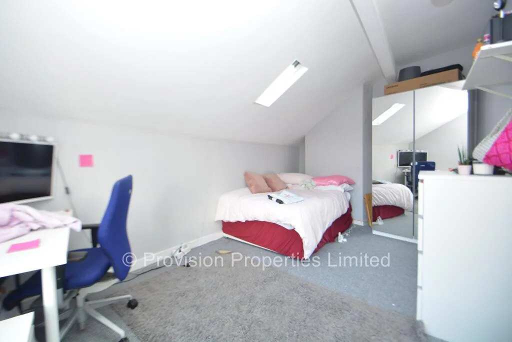 8 bedroom end of terrace house for rent