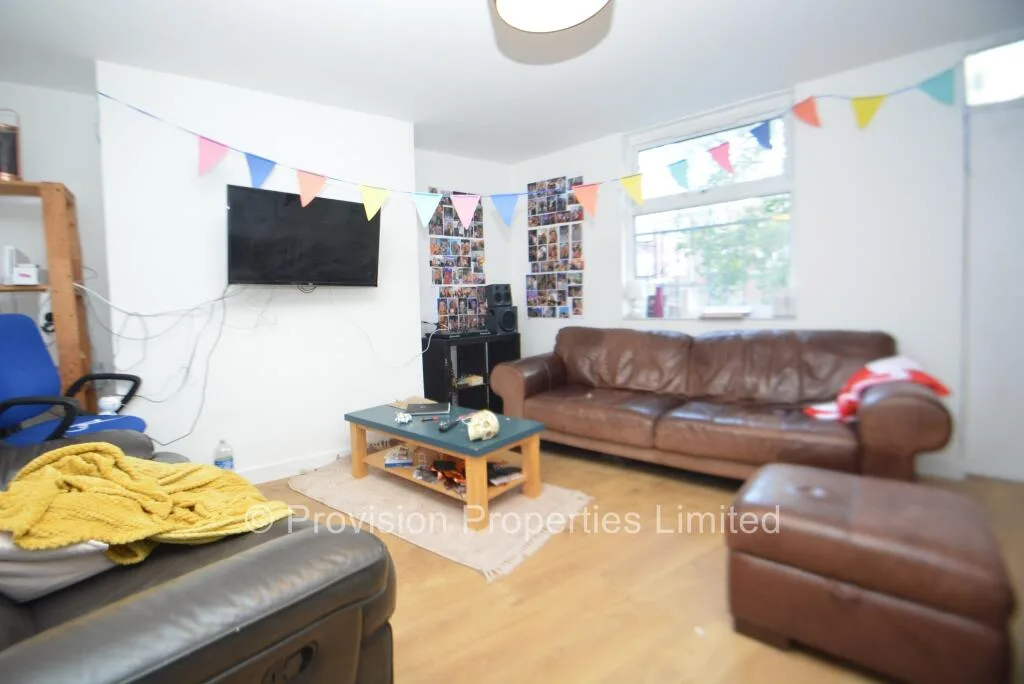 8 bedroom end of terrace house for rent