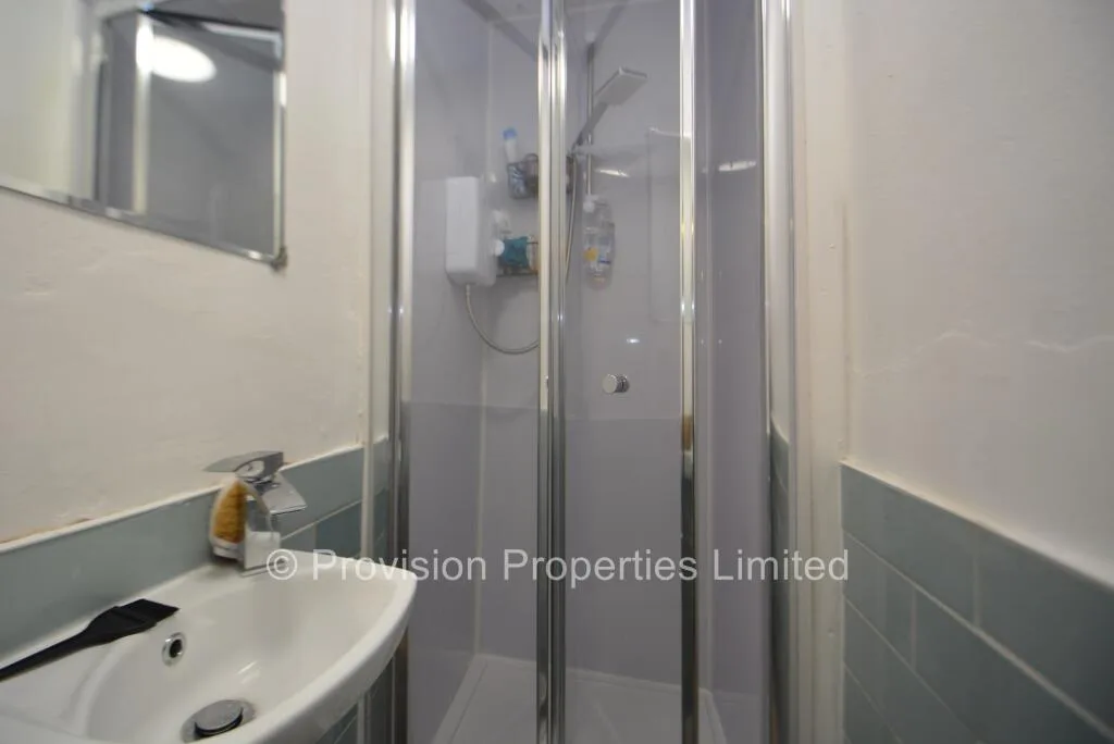 8 bedroom end of terrace house for rent