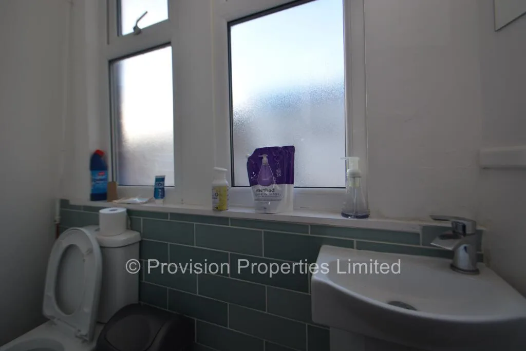 8 bedroom end of terrace house for rent