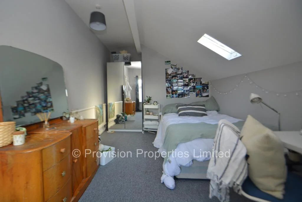 8 bedroom end of terrace house for rent