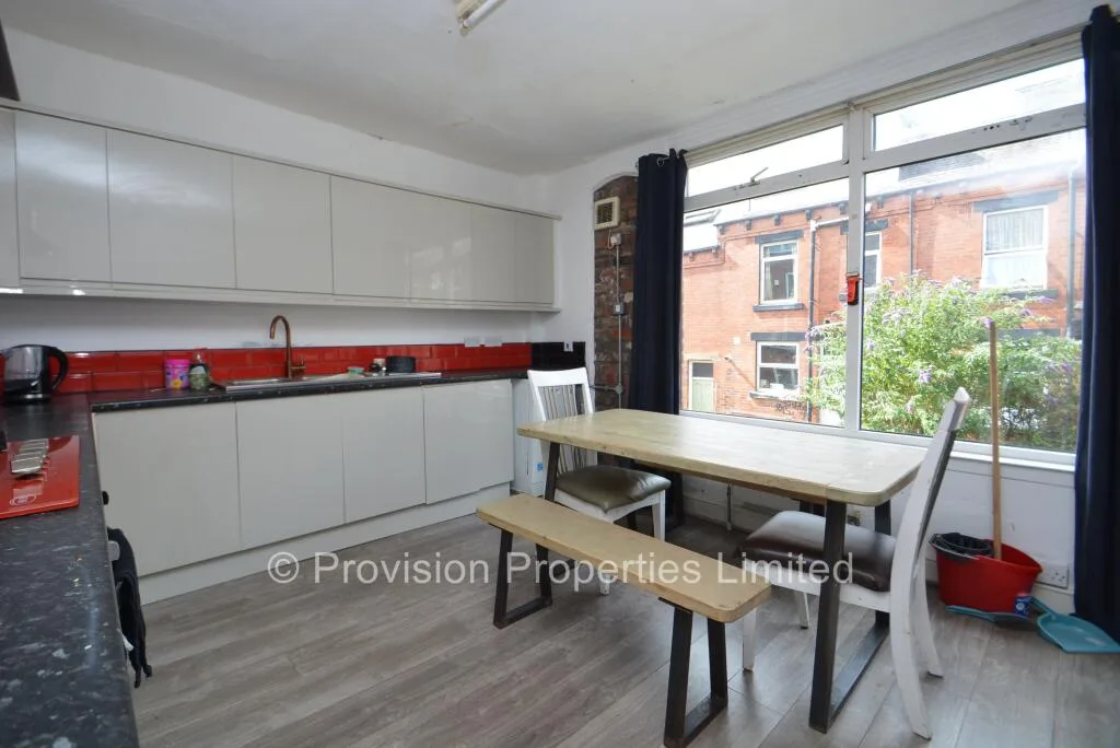 8 bedroom terraced house for rent