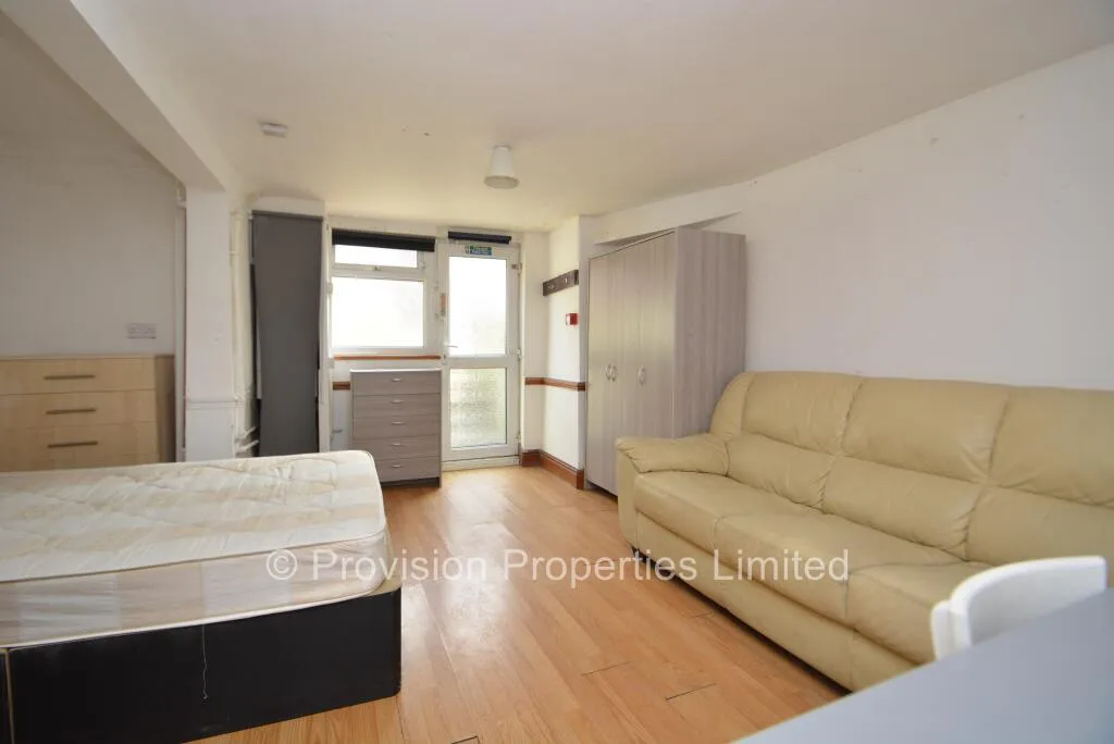 8 bedroom terraced house for rent