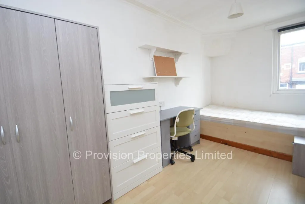 8 bedroom terraced house for rent