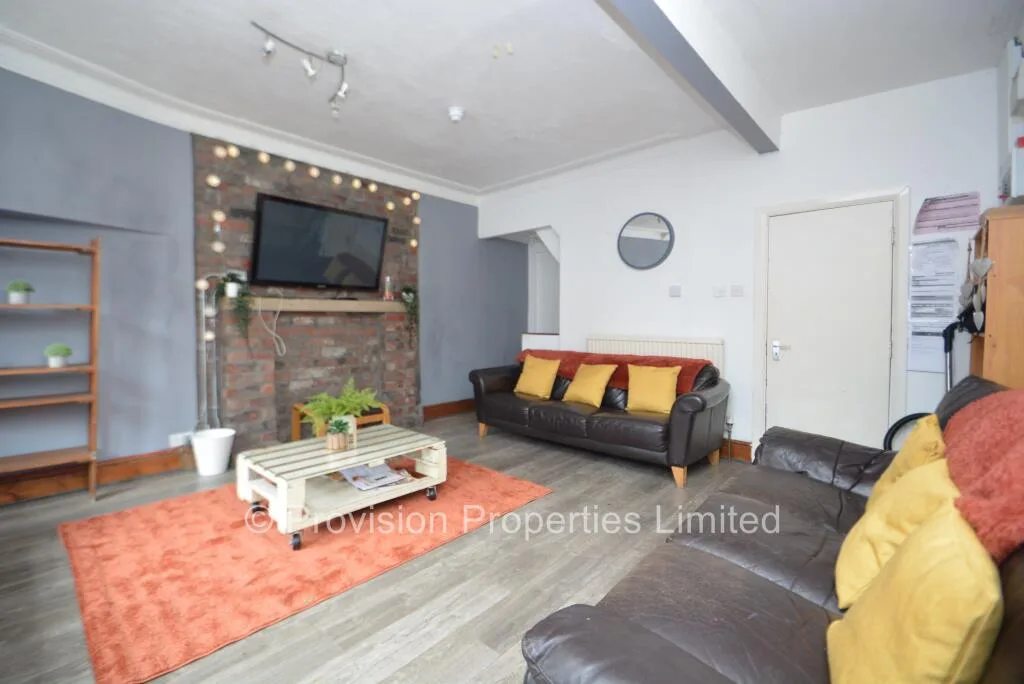 8 bedroom terraced house for rent