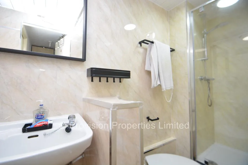 8 bedroom terraced house for rent