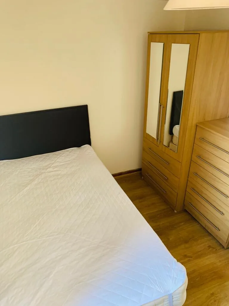 5 bedroom semi-detached house for rent