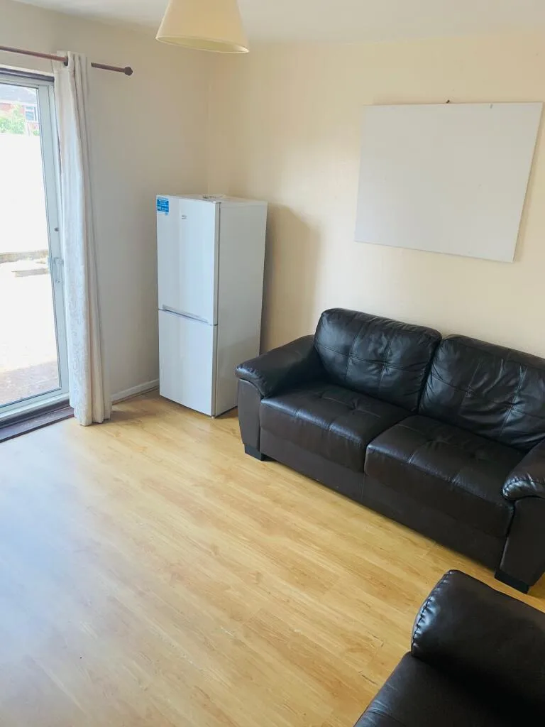 5 bedroom semi-detached house for rent