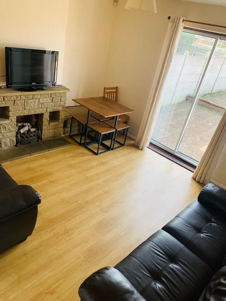 5 bedroom semi-detached house for rent