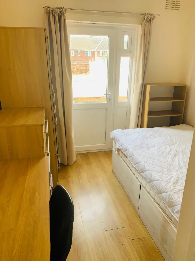 5 bedroom semi-detached house for rent