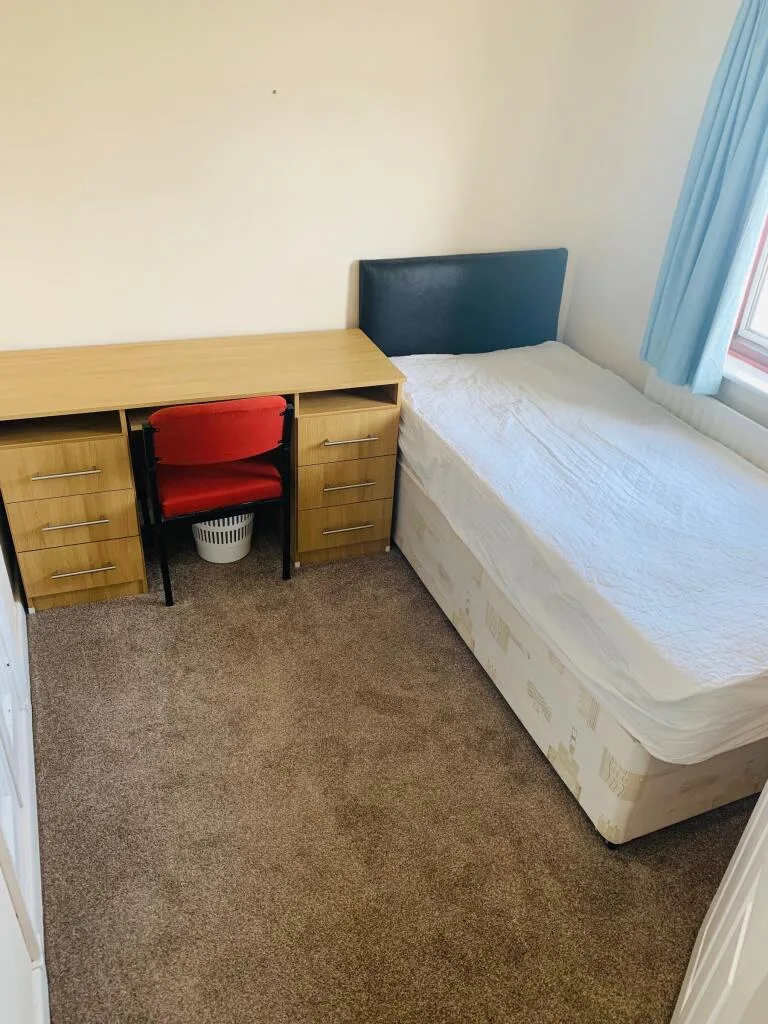 5 bedroom semi-detached house for rent