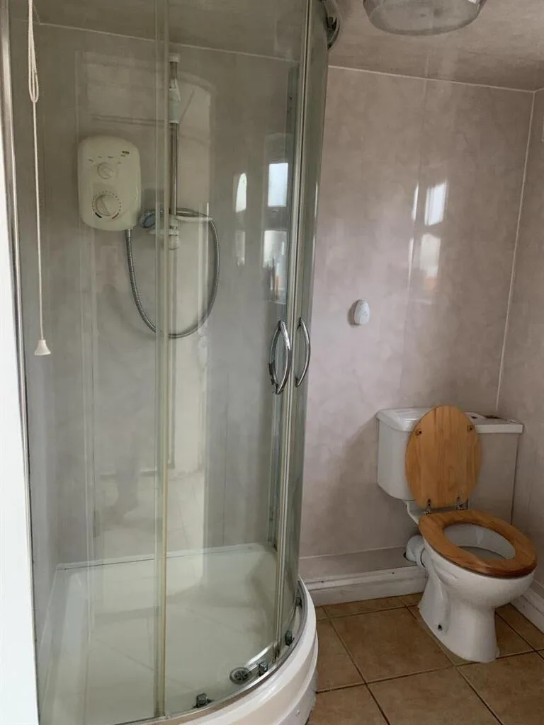 5 bedroom semi-detached house for rent