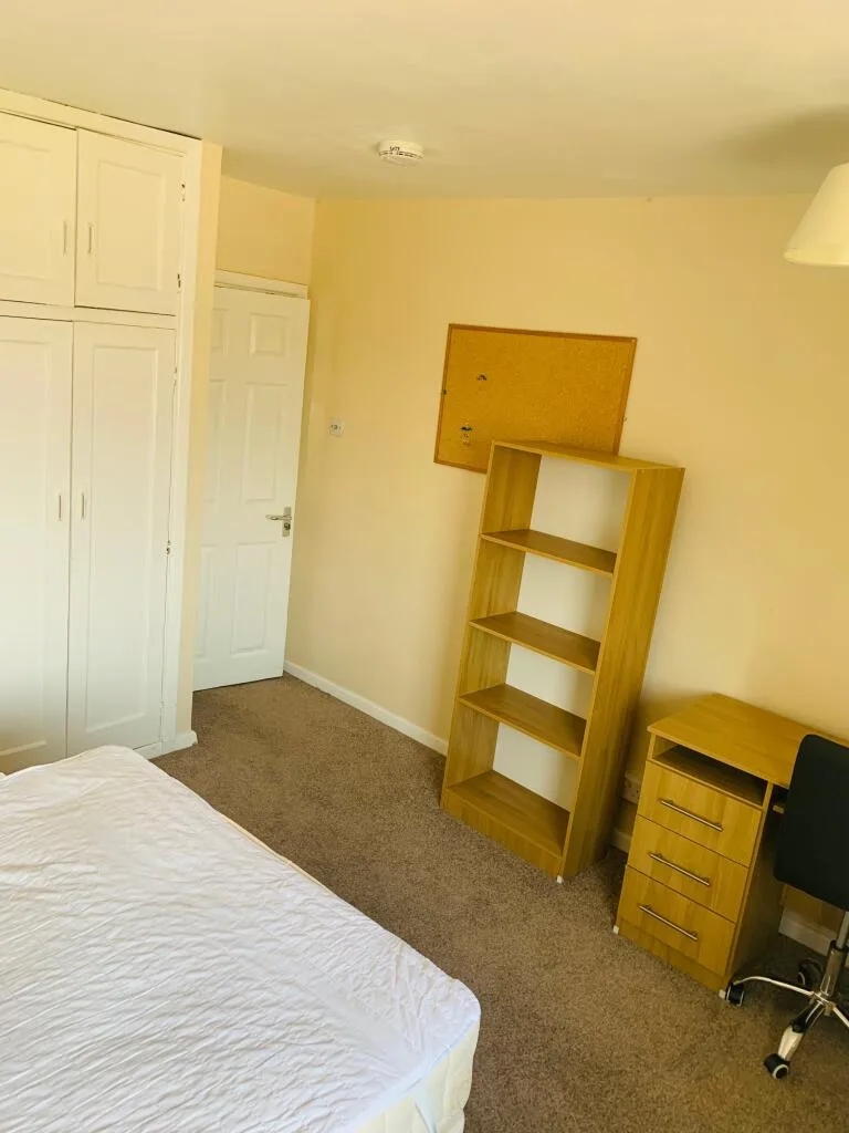 5 bedroom semi-detached house for rent