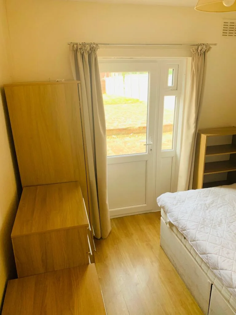 5 bedroom semi-detached house for rent