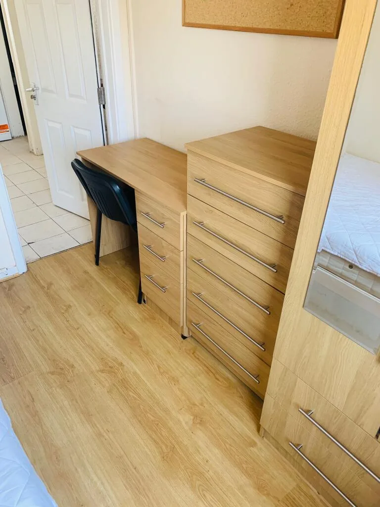 5 bedroom semi-detached house for rent