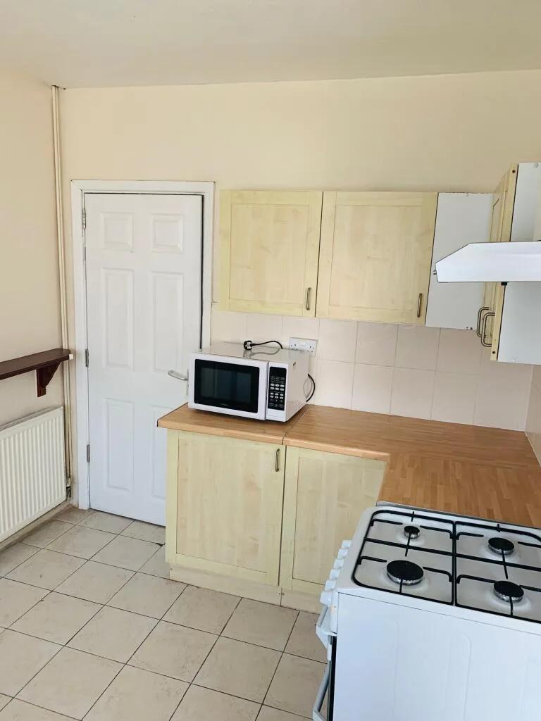 5 bedroom semi-detached house for rent