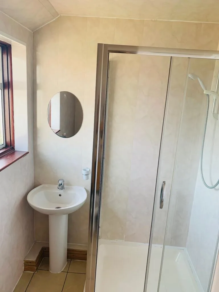 5 bedroom semi-detached house for rent