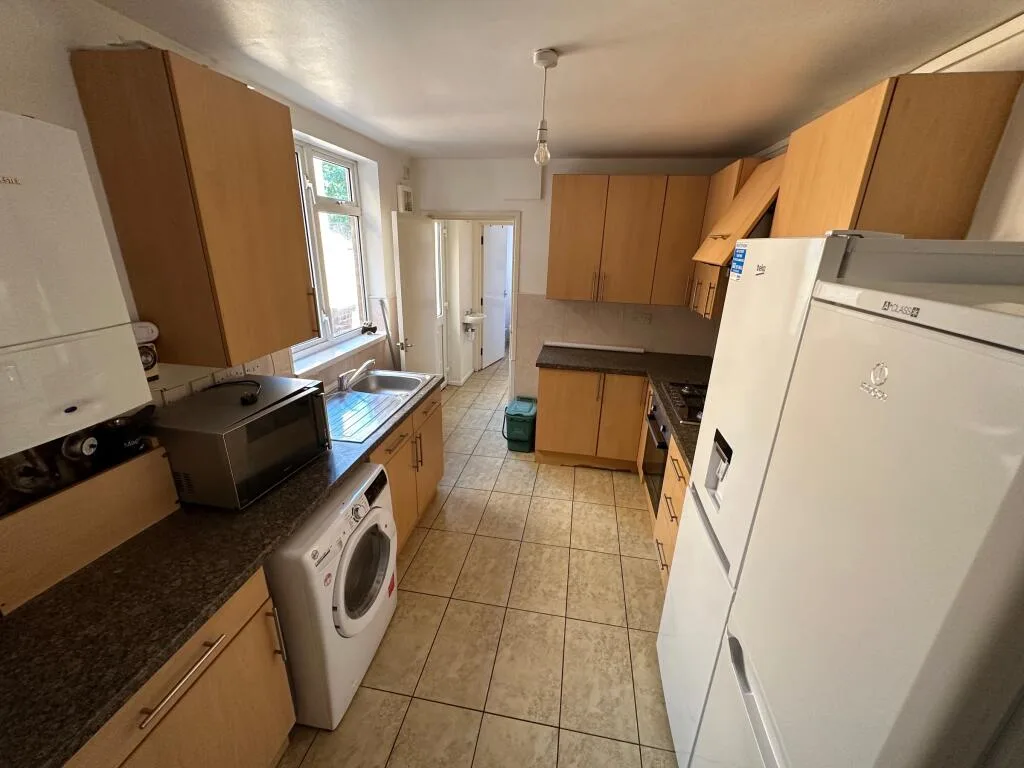 6 bedroom terraced house for rent