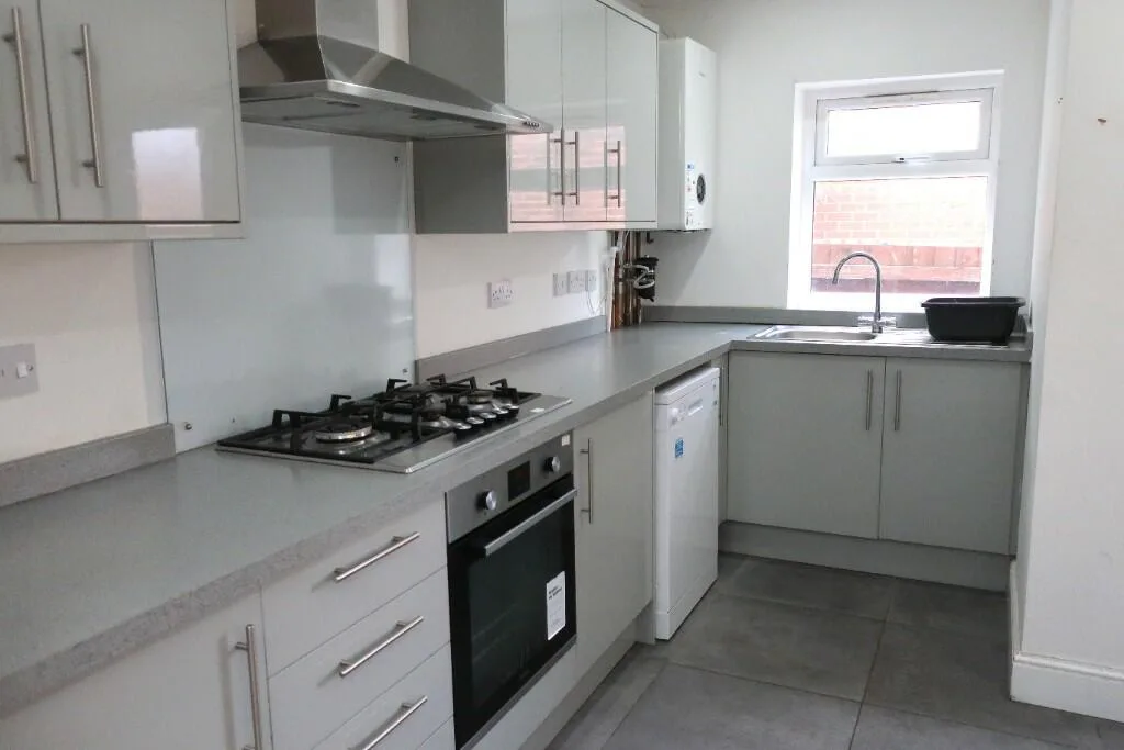 5 bedroom terraced house for rent