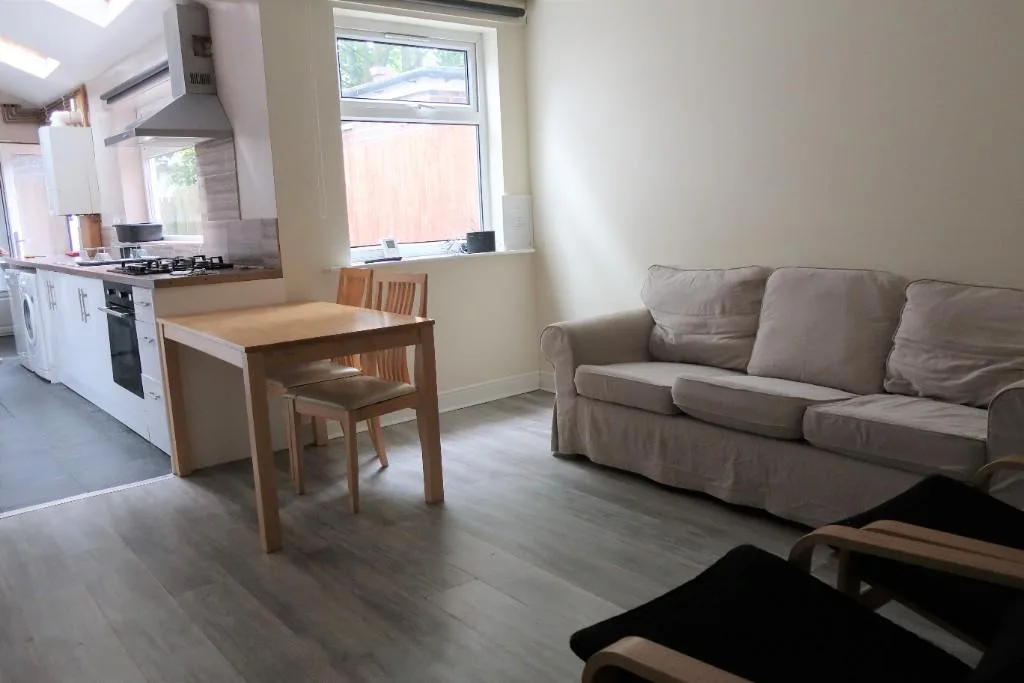 5 bedroom terraced house for rent