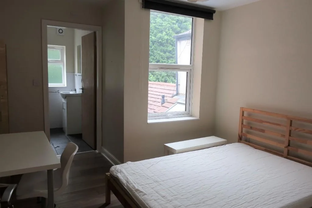 5 bedroom terraced house for rent