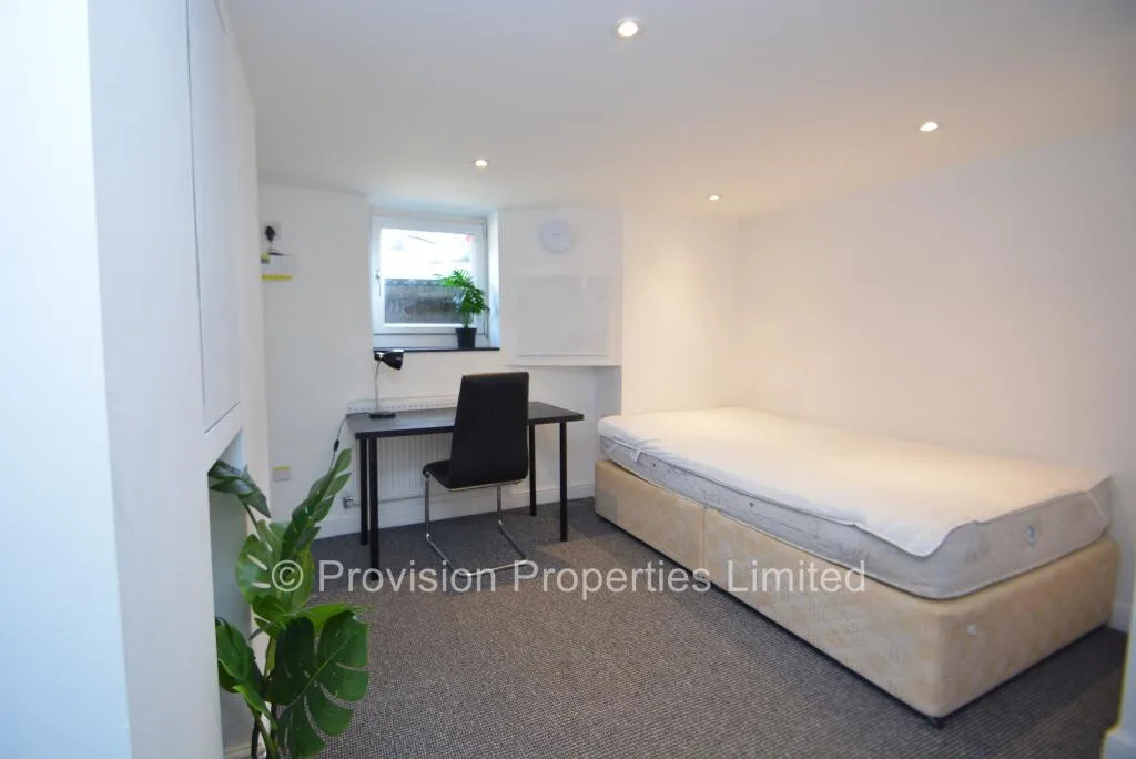 5 bedroom terraced house for rent