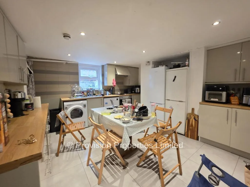 6 bedroom terraced house for rent