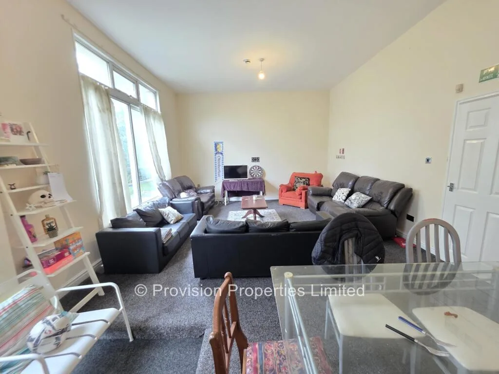 9 bedroom terraced house for rent