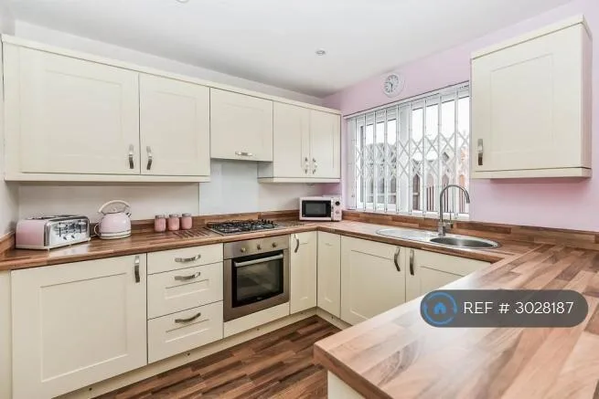 3 bedroom end of terrace house for rent