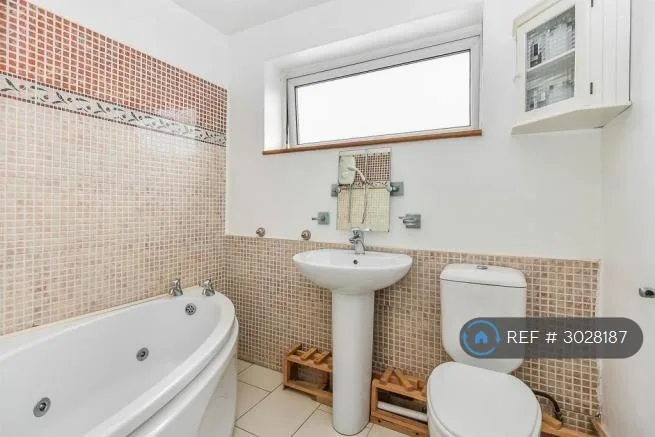3 bedroom end of terrace house for rent