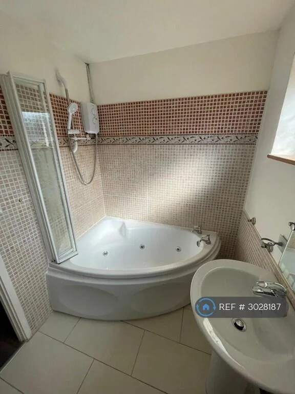 3 bedroom end of terrace house for rent