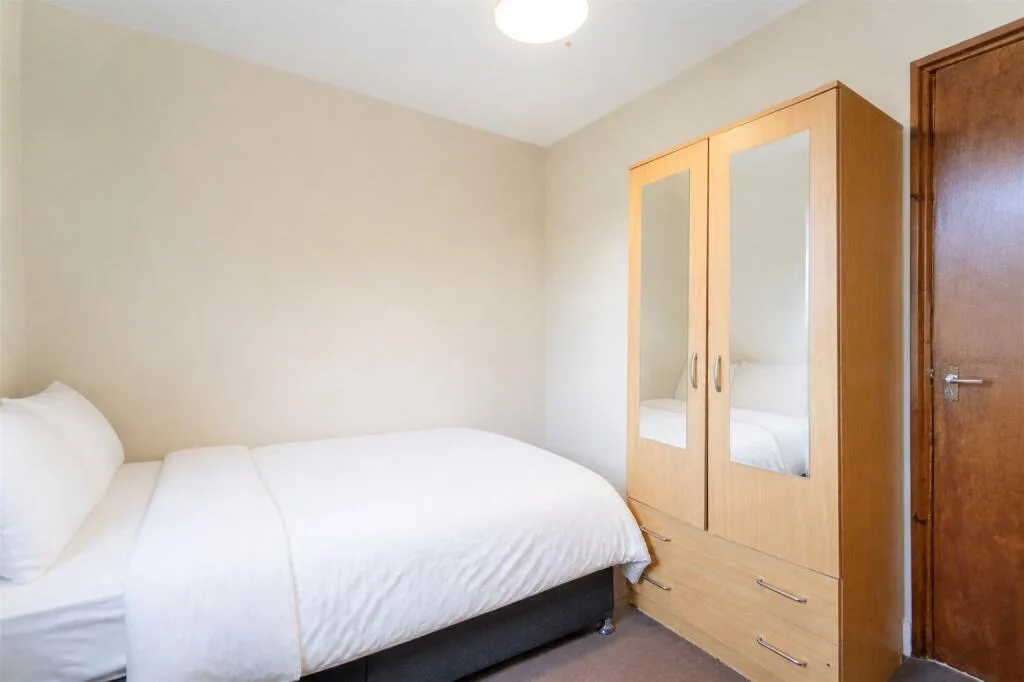 6 bedroom house for rent