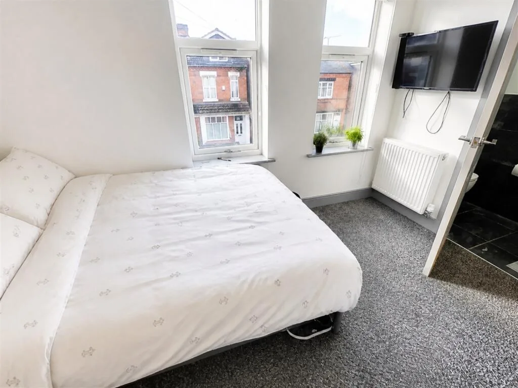 6 bedroom house for rent