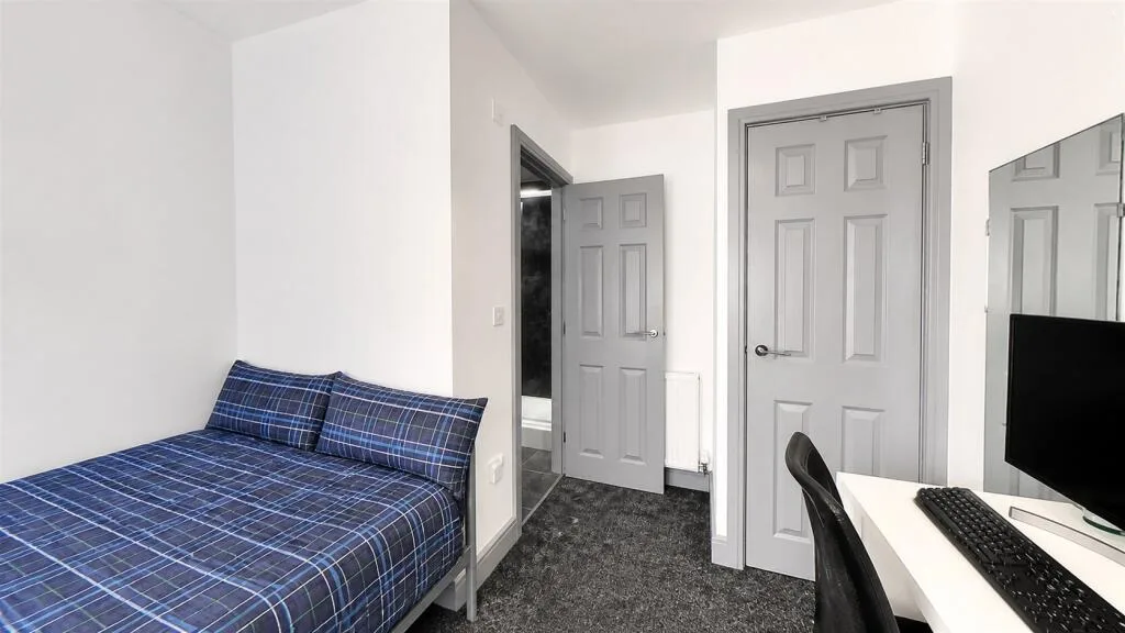 6 bedroom house for rent