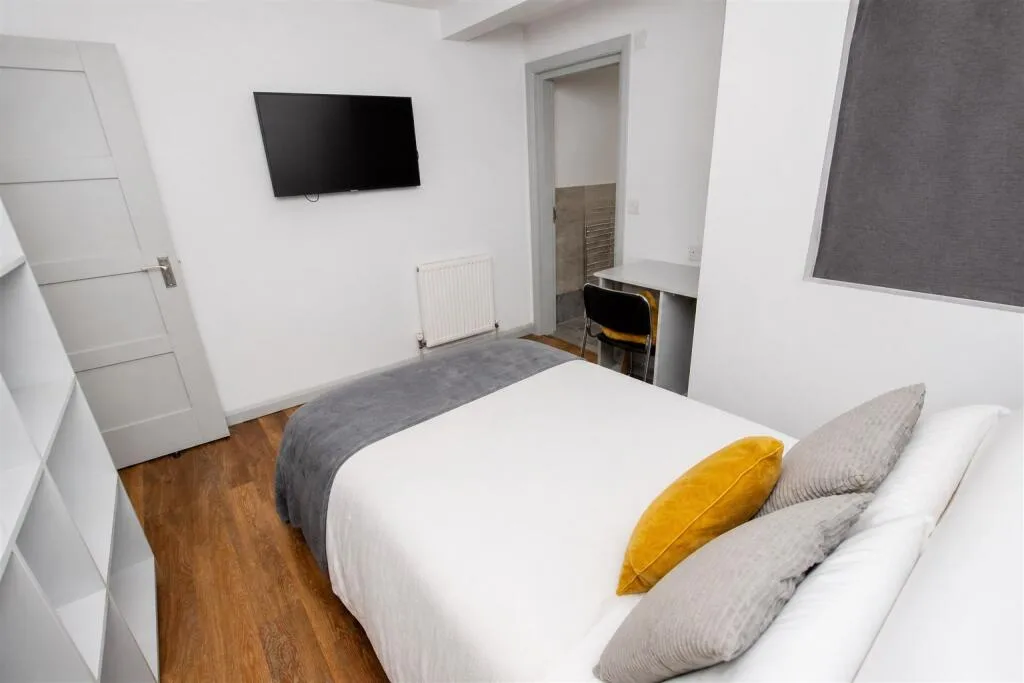 6 bedroom house for rent