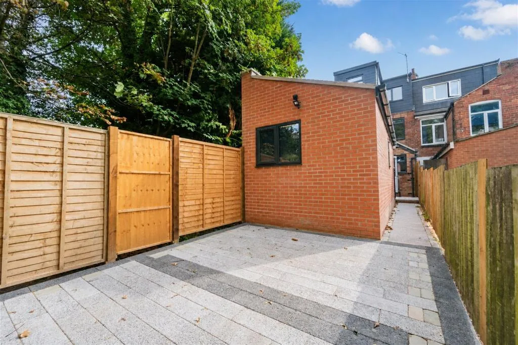6 bedroom house for rent