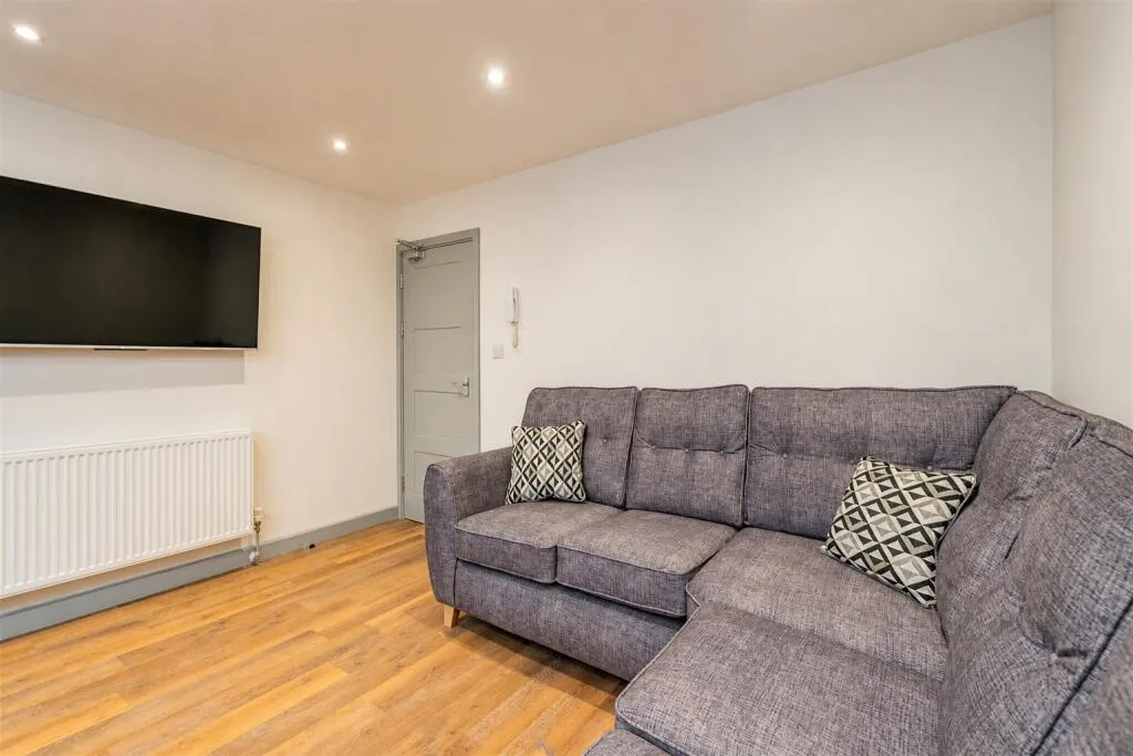 6 bedroom house for rent