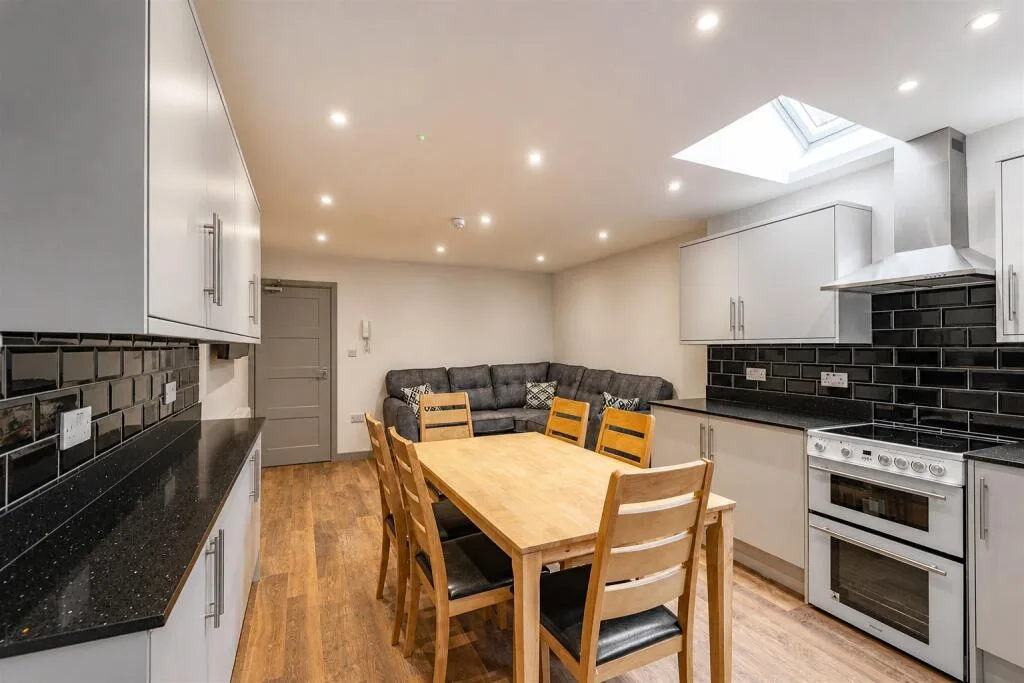 6 bedroom house for rent