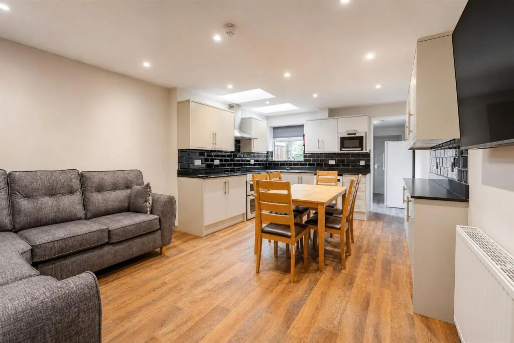 6 bedroom house for rent