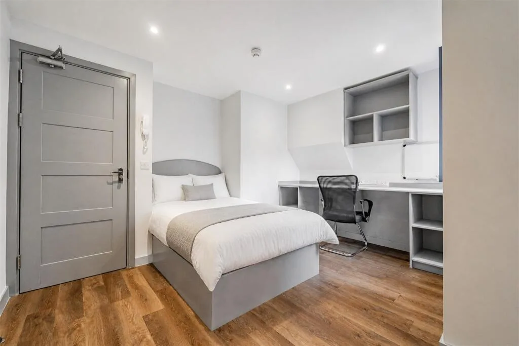 6 bedroom house for rent
