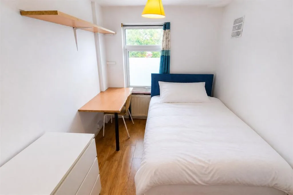 6 bedroom house for rent