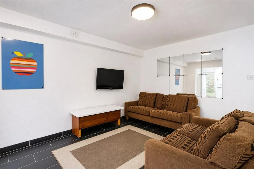 6 bedroom house for rent