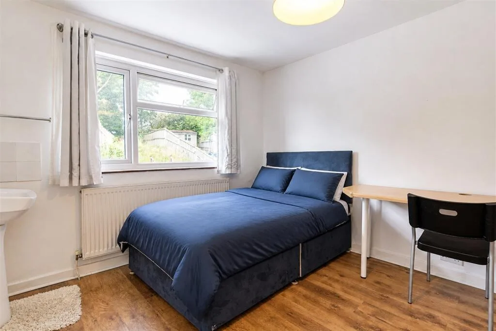 6 bedroom house for rent