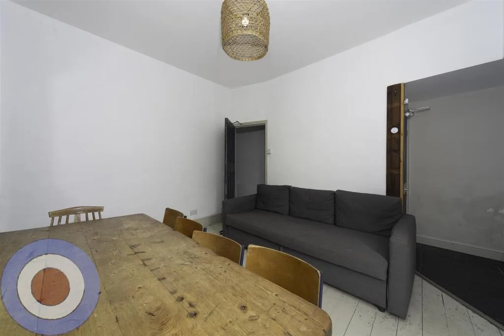 5 bedroom terraced house for rent
