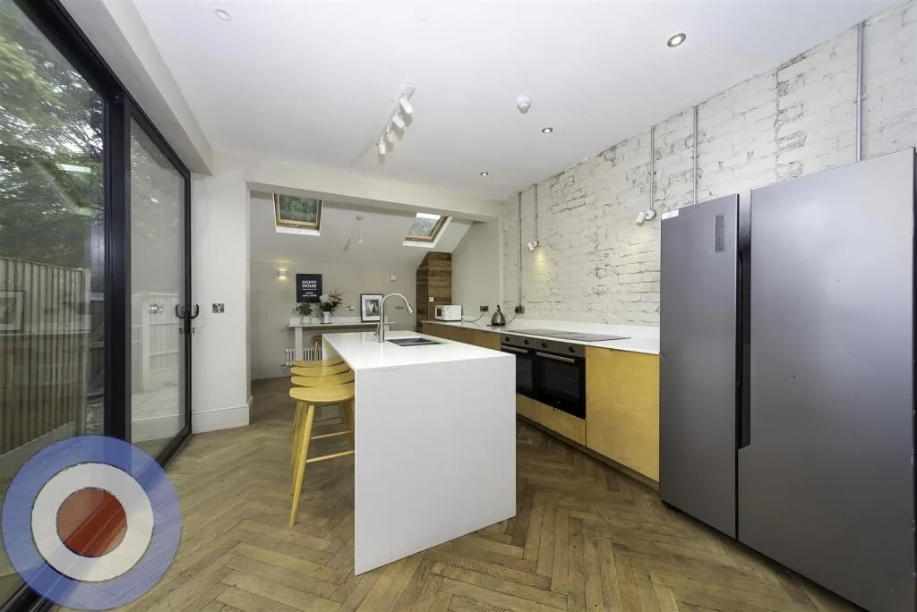 8 bedroom terraced house for rent
