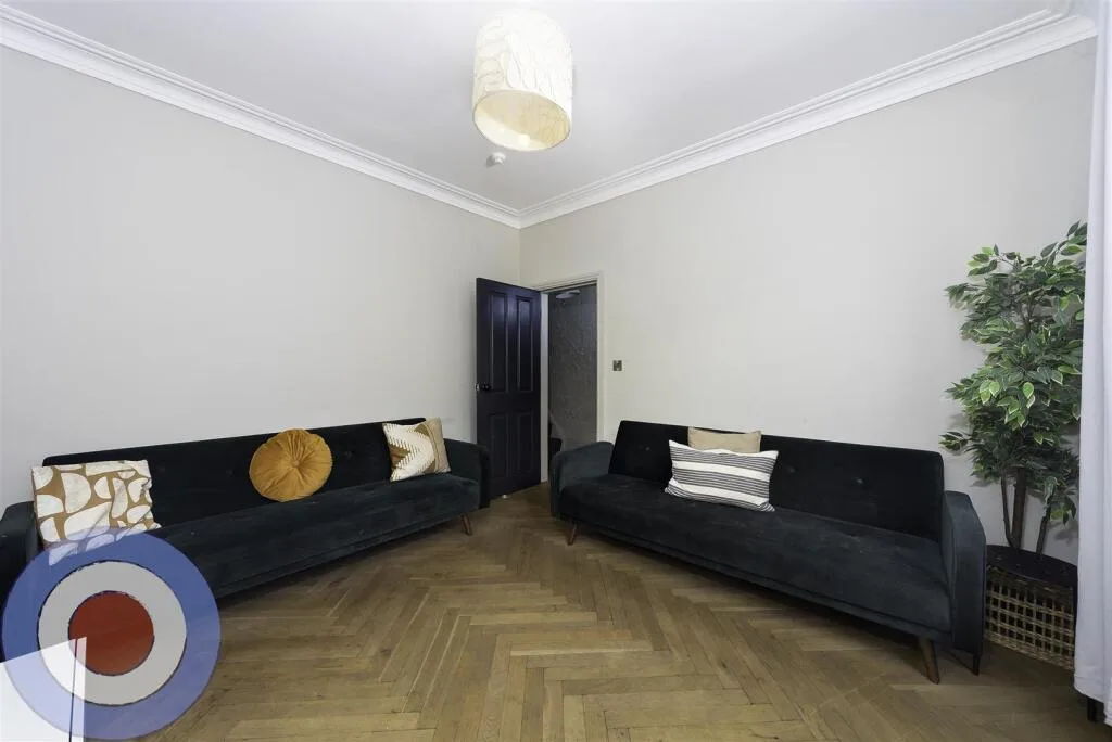 8 bedroom terraced house for rent