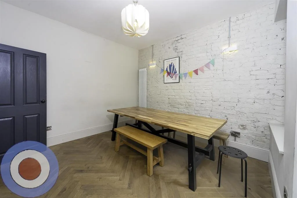 8 bedroom terraced house for rent