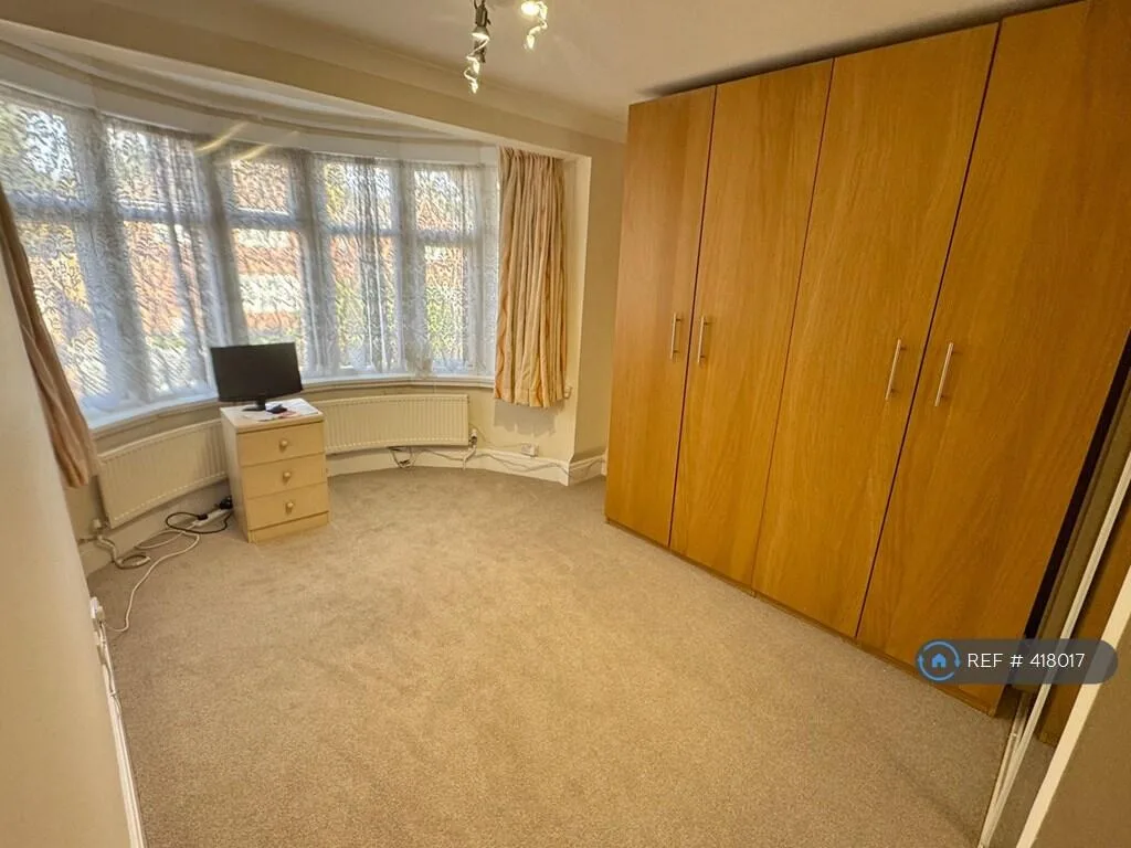 5 bedroom semi-detached house for rent
